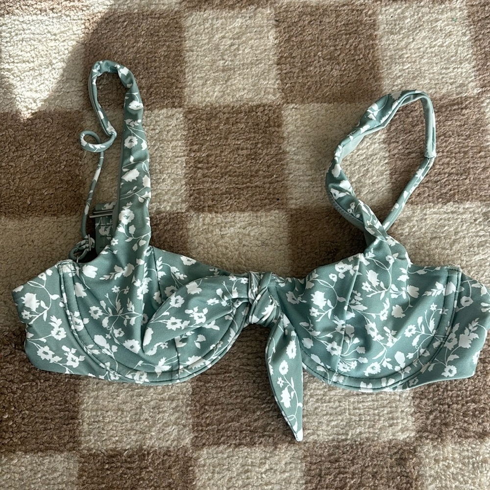 Abercrombie and Fitch floral swimsuit top underwire